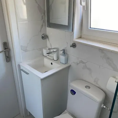 Remi, Penthouse With Balcony, Free Parking Apartment *