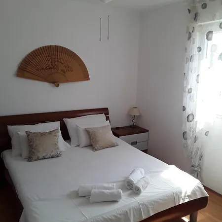 Remi, Penthouse With Balcony, Free Parking Apartment